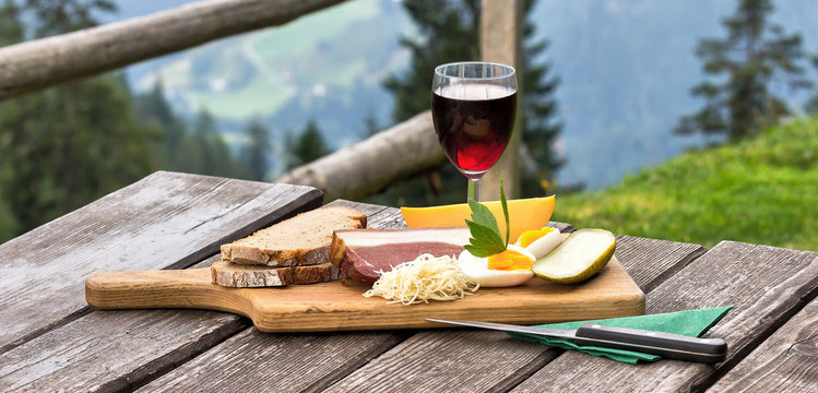 Einfache Brotzeit auf Bergh&uuml;tte
