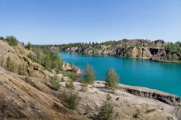 Голубое озеро на заброшенном песчаном карьере. Россия. Тульская область