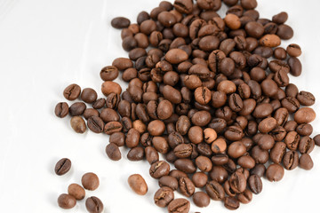 Naklejka premium Ziarna kawy na białym tle na białym tle dla miejsca na kopię