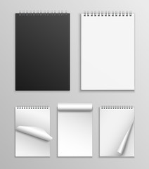 Obraz premium Vector collection of realistic notebooks with different positions of pages isolated on grey background