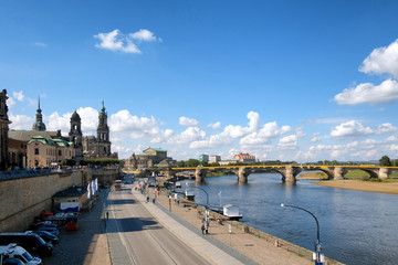 Obraz premium View over the Elbe riverbank with historical buildings in the old town - Dresden, Germany