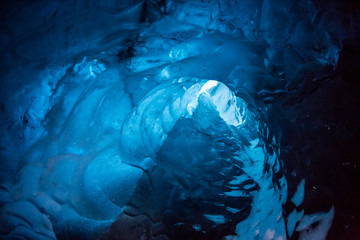 W lodowej jaskini