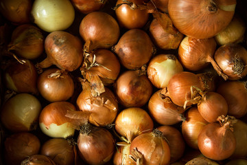 there are many onions from above on dark background