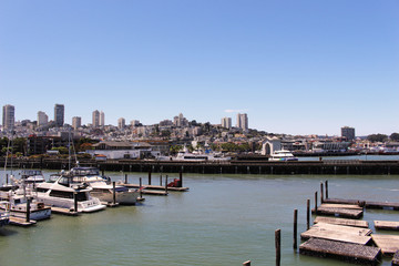 Fototapeta na wymiar Hafen von San Francisco mit Sicht auf die Stadt