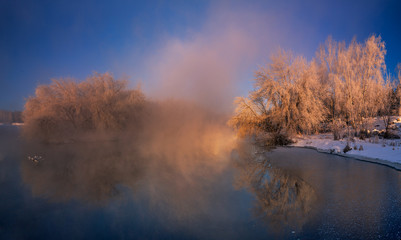 Obraz na płótnie Canvas Туманное утро на реке Миасс