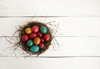 Крашеные яйца в гнезде