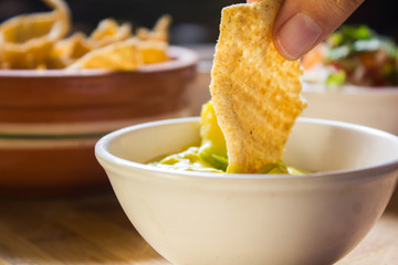 Nachos sumergidos en guacamole