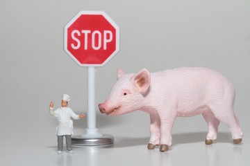 miniatura di cuoco con maiale e segnale di stop
