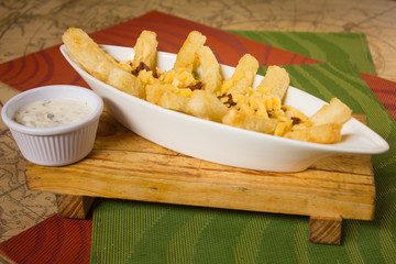 Yuca o tapioca frita con tocino y queso