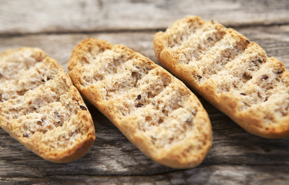 trio de petits pains grill&eacute;s toast 