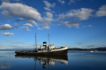 Fototapeta premium Bateau échoué dans la baie d'ushuaia en Argentine