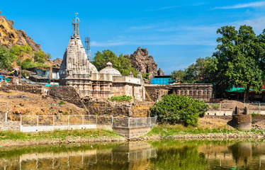 Obraz premium Suparshvanath Old Digamber Temple and Teliya Talav lake at Pavagadh Hill - Gujarat, India