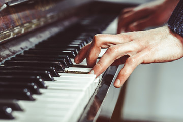 Obraz premium fingers on the piano