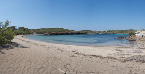 Playa virgen con arena blanca y agua azul en la isla d'en Colom en Menorca