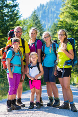 Familie beim Wandern steht an einem Fluss