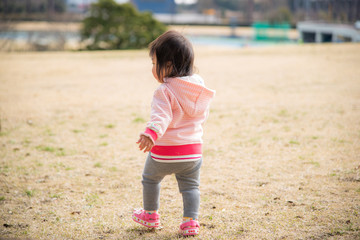 ・後ろ姿・赤ちゃん・歩く