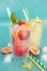Kalter Cocktail mit Blutorange