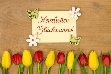 Tulpen und Karte: Herzlichen Glückwunsch