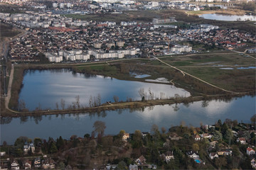 vue aérienne de lacs à Carrières-sous-Poissy dans les Yvelines en France