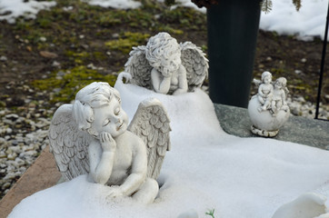 schlafende grabengel im schnee