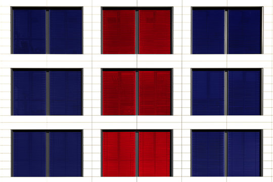 Moderne Fassade mit farbigen Schalosienen