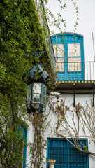 farol colgando en una casa con plantas