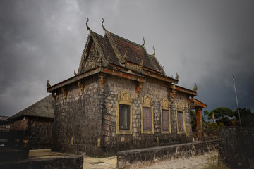Naklejka premium Un vieux temple bouddhiste khmer en pierre 