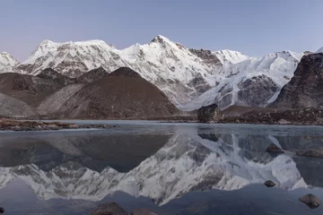 Papier Peint photo Cho Oyu Belle montagne Cho Oyu se reflétant dans le lac moraine gris recouvert de glace. Incroyable paysage de montagne dans le parc national de Sagarmatha, Himalaya, Népal.