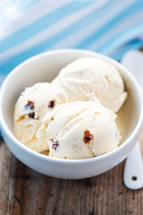 Rum & raisins vanilla ice creams 