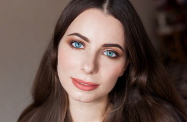Obraz premium Face, blue eyes, smile, beige background