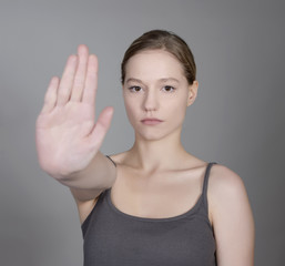 junge Frau zeigt Stopp