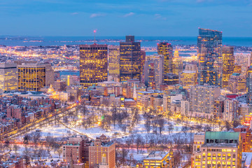 Naklejka premium Aerial view of Boston skyline and Boston Common park in Massachusetts, USA at sunset in winter