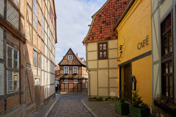 Fototapeta na wymiar Gasse in der Altstadt der Weltkulturerbestadt Quedlinburg