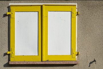 gelbe Fensterläden am Fenster eines Hauses in der Innenstadt von Magdeburg