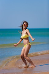  yellow bikini sea, jumping