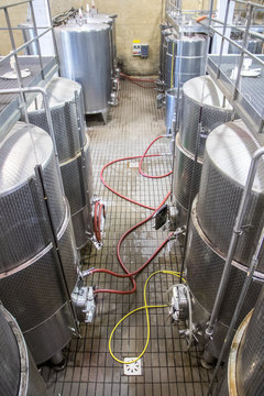 Weintanks in Weinkellerei von oben