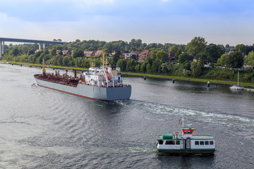 Tanker und Personenfähre auf dem Nord-Ostsee-Kanal bei Kiel, Deutschland