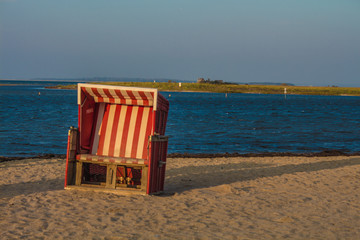 rot gestreifter Strandkorb am Strand