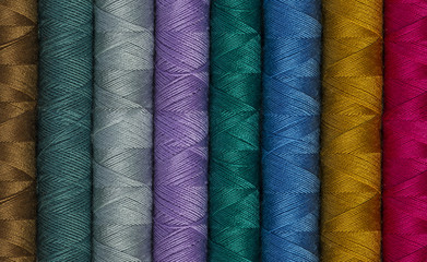 Bunte Nähgarne vertikal, Nahaufnahme
