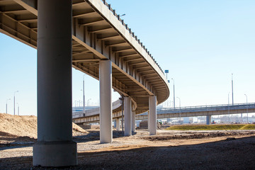 Fototapeta na wymiar geometry of the overpass bridge, view under the bridge