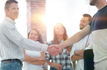 Obraz premium handshake business partners in the creative office.