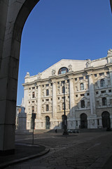 Milano: ingresso a piazza Affari e palazzo della Borsa