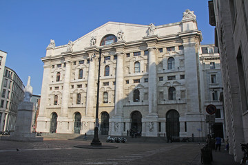 Fototapeta na wymiar Milano: piazza Affari e palazzo della Borsa