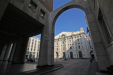 Fototapeta na wymiar Milano: ingresso a piazza Affari e palazzo della Borsa
