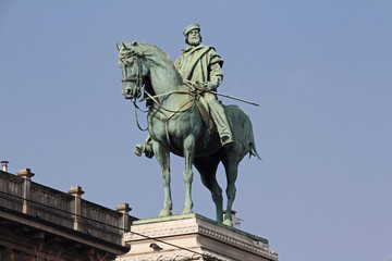 Fototapeta premium statua equestre di Giuseppe Garibaldi; largo Cairoli, Milano