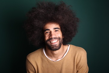 Fototapeta na wymiar Afro man in front of a green background