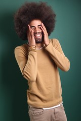 Fototapeta na wymiar Afro man in front of a green background