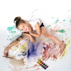 Obraz na płótnie Canvas A little girl draws paints on her body