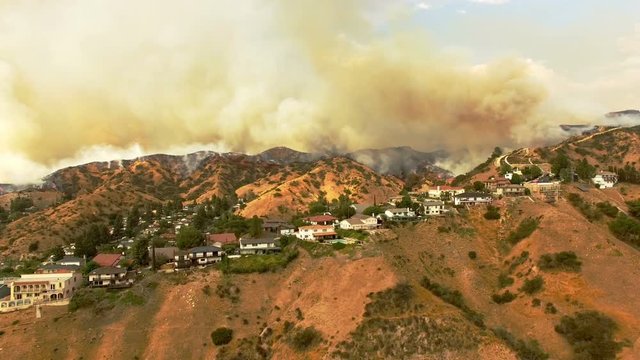 Smoky wildfire in California neighborhood