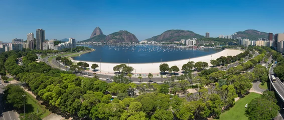 Fotobehang Panoramisch uitzicht op het strand van Botafogo met de Suikerbroodberg aan de horizon, in Rio de Janeiro, Brazilië © Donatas Dabravolskas